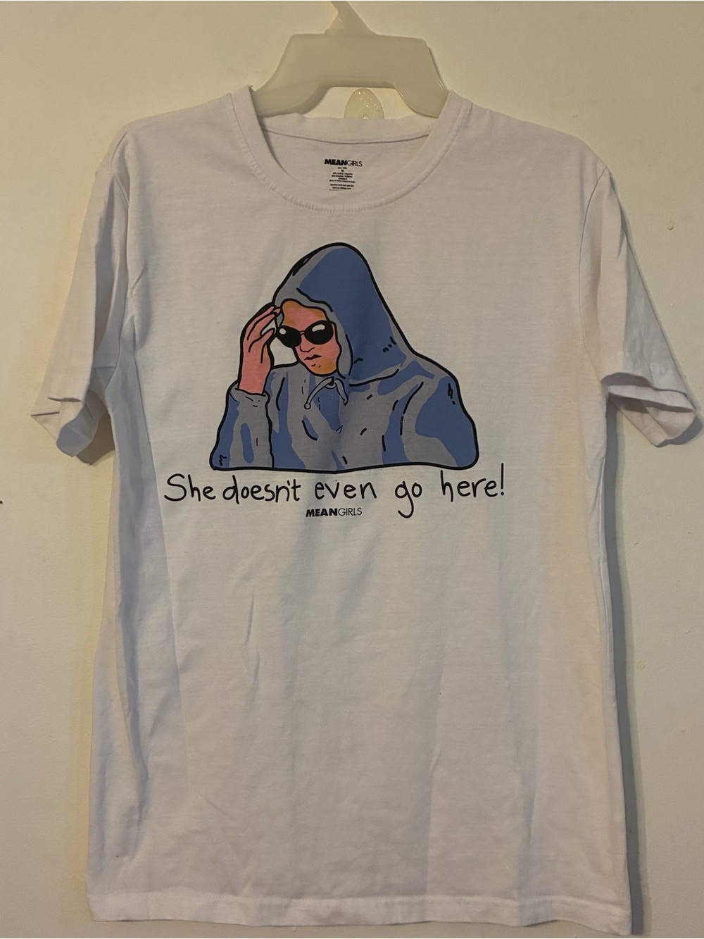 Mean Girls M White Graphic Tee – 'She Doesn't Even Go Here'